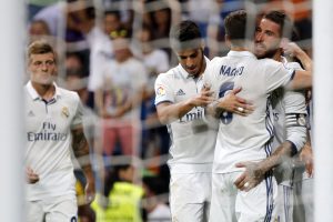 epa05491219 Real Madrid's captain Sergio Ramos (R) celebrates with his teammates after scoring against Stade de Reims during the Santiago Bernabeu Trophy soccer match between Real Madrid and Stade de Reims at Santiago Bernabeu stadium in Madrid, Spain, 16 August 2016.  EPA/MARISCAL