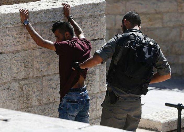 قوات الاحتلال تخضع طلابا وشبانا لتفتيش مهين وسط القدس
