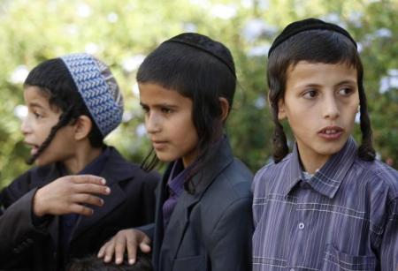 أطفال ينتمون للطائفة اليهودية في صنعاء - صورة من ارشيف رويترز.