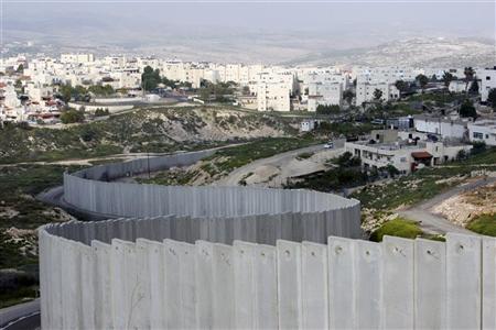 سلطات الاحتلال تستأنف العمل بجدار الفصل حول الولجة بعد توقف 3 سنوات