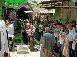 مئات الالاف يصلون الفجر في مساجد الضفة