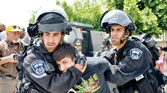 الاحتلال يعتقل طفلا من مخيم العروب