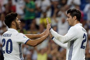 epa05491222 Real Madrid's Alvaro Morata (R) celebrates with Marco Asensio after scoring against Stade de Reims during the Santiago Bernabeu Trophy soccer match between Real Madrid and Stade de Reims at Santiago Bernabeu stadium in Madrid, Spain, 16 August 2016.  EPA/MARISCAL