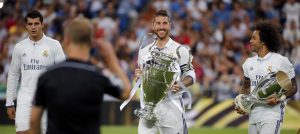 epa05491502 Real Madrid's players Sergio Ramos (C), holding the Champions League Trophy, and Brazilian Marcelo Vieira (R), holding the Europe Super Cup Trophy, are seen prior to the Santiago Bernabeu Trophy soccer match between Real Madrid and Stade de Reims at Santiago Bernabeu Stadium in Madrid, Spain, 16 August 2016.  EPA/MARISCAL