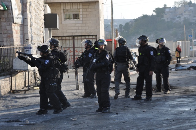 عشرات حالات الاختناق بالغاز إثر مواجهات مع الاحتلال في مخيم شعفاط