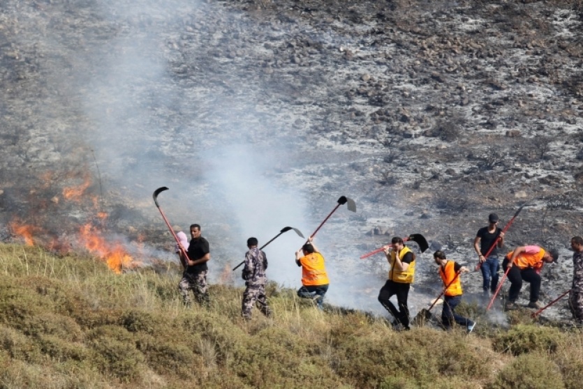 مستوطنون يحرقون أراضي في عقربا جنوب نابلس