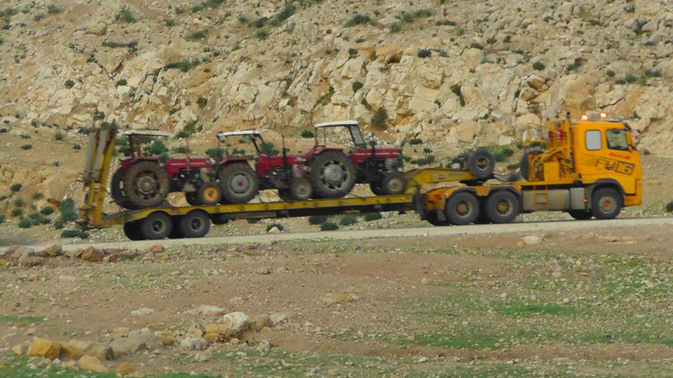 الاحتلال يصادر 3 اليات زراعية في منطقة الراس الاحمر