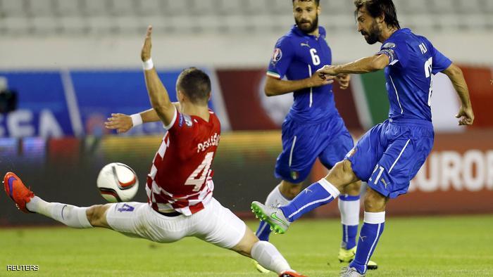 Italy's Andrea Pirlo (R) shoots the ball past Croatia's Ivan Perisic during their Euro 2016 Group H qualifying soccer match at the Poljud Stadium in Split, Croatia, June 12, 2015. REUTERS/Antonio Bronic