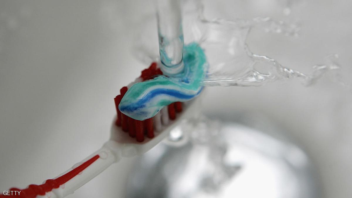 SCHWELM, GERMANY - JANUARY 10: Water pours onto a toothbrush with toothpaste on January 10, 2007 in Schwelm, Germany. (Photo Illustration by Christof Koepsel/Getty Images)