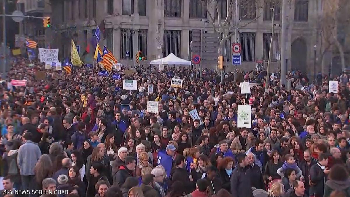 برشلونة تشهد أكبر تظاهرة بأوروبا دعما للاجئين
