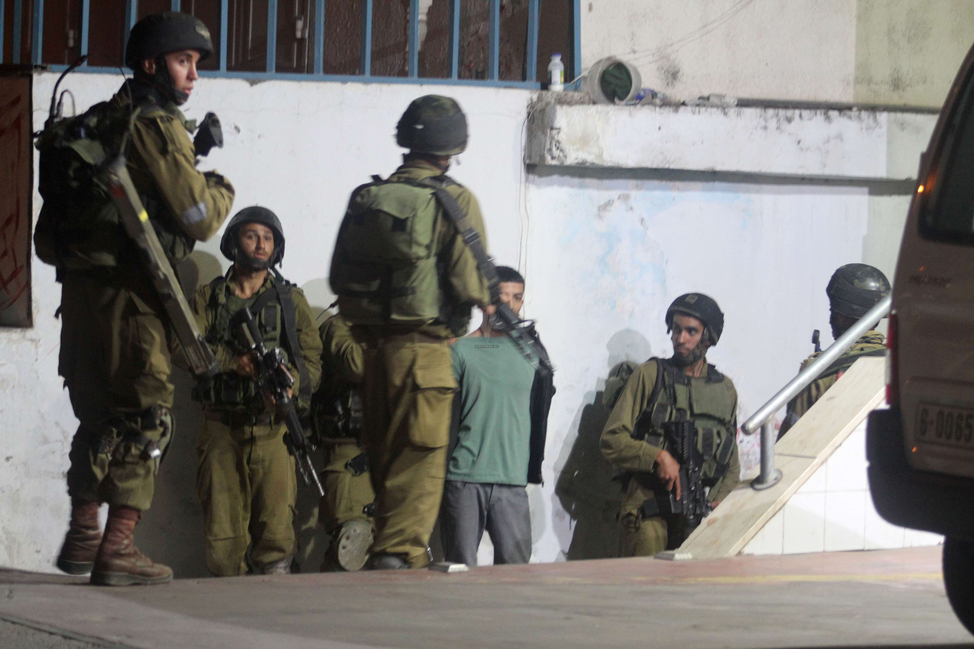 اعتقال 11 شابا في الضفة وقوات الاحتلال تصادر “اسلحة”