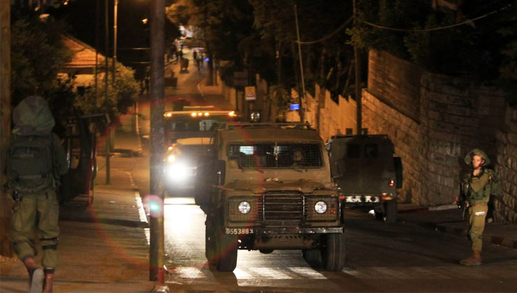 الاحتلال يعتقل شابا من قباطية ويداهم منزل الشهيد أبو غراب