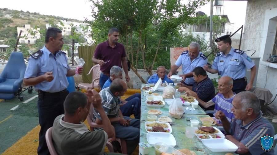 الشرطة تنظم إفطاراً جماعياً لجمعية بيت الأجداد للمسنين في طولكرم