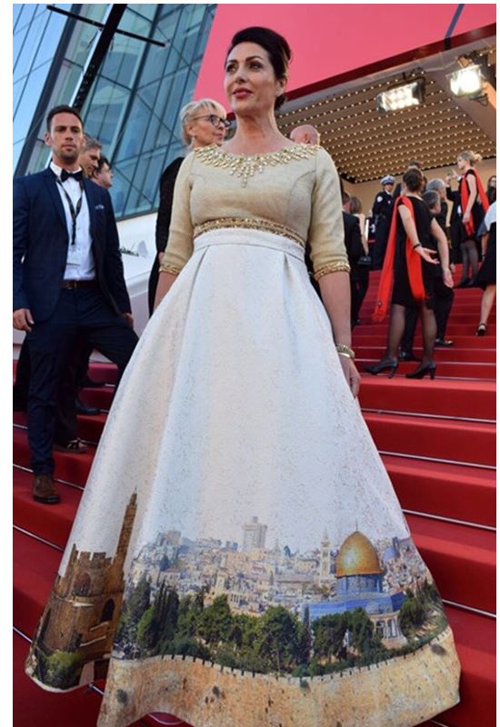 وزيرة الثقافة الاسرائيلية تشارك في مهرجان “كان” السينمائي بثوب يحمل صورة المسجد الأقصى المبارك.