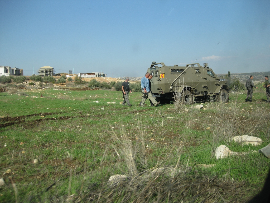 قوات الاحتلال تستهدف أراضي عزون عتمة جنوب قلقيلية