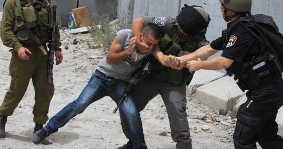 قوات الاحتلال تعتدي بالضرب على 3 أسرى من الخليل أثناء اعتقالهم