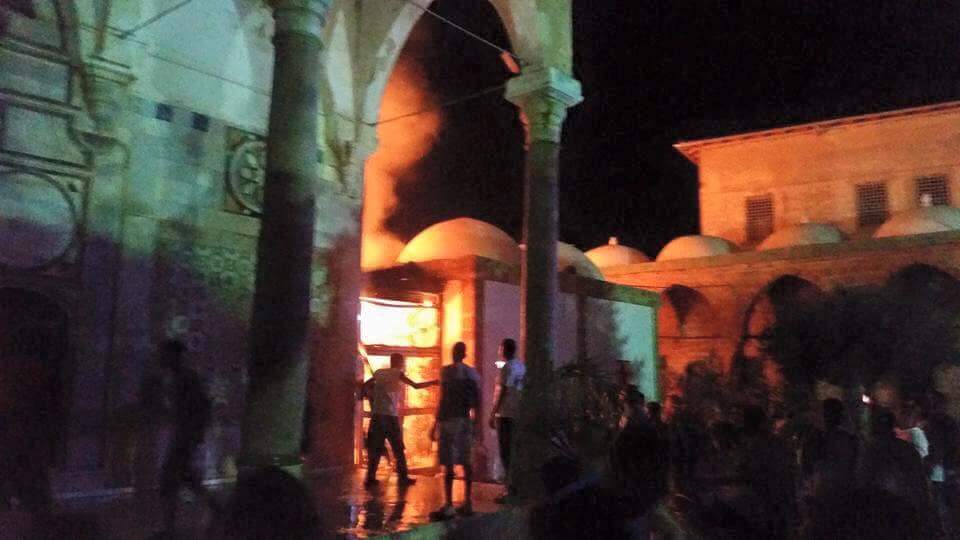 بالصور: حريق هائل في مسجد الجزار بعكا