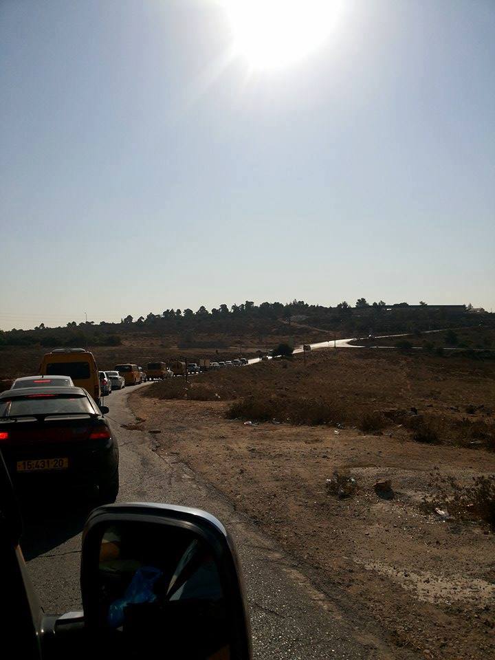 خاص “صدى الإعلام “: بالصور – قوات الاحتلال تنصب حاجرا طيارا على مدخل قرية النبي صالح .