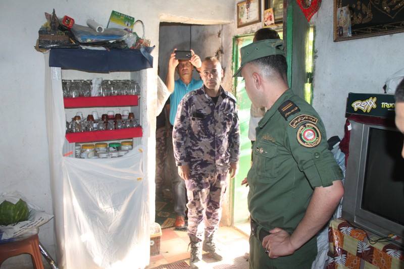 الدفاع المدني يخلي منزل من المواطنين غير مؤهل للسكن في مدينة طولكرم