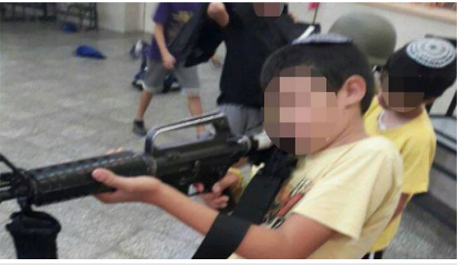 إسرائيل تدرب أطفالاً على السلاح