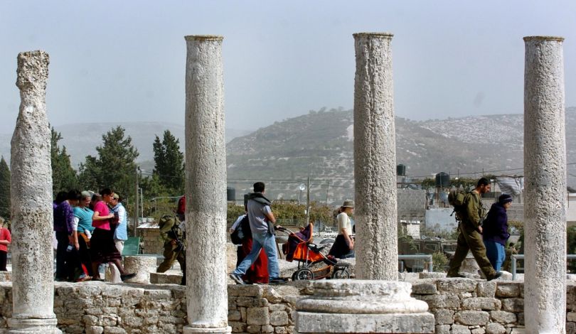 مستوطنون يقتحمون المنطقة الأثرية في بلدة سبسطية