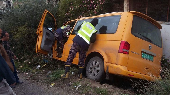 إصابة سبعة مواطنين بحادث انزلاق مركبة في جنين