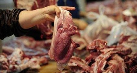إتلاف كمية من اللحوم غير صالحة للاستهلاك في أريحا