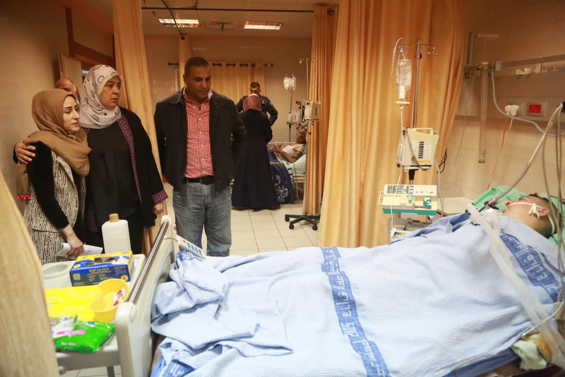غنام تعود جرحى الجلزون في مجمع فلسطين الطبي