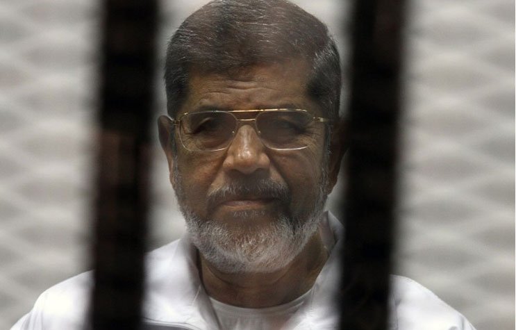 محامي «مرسى» يتخلى عن الدفاع عنه