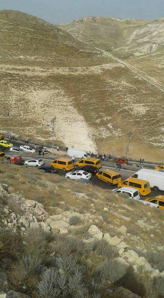 الأجهزة الأمنية تعيد فتح طريق واد النار بعد اغلاقه