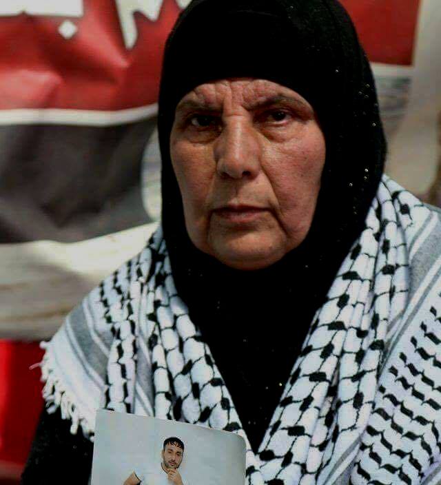 نقل والدة الاسير عبد السلام بني عودة المضربة عن الطعام إلى المستشفى