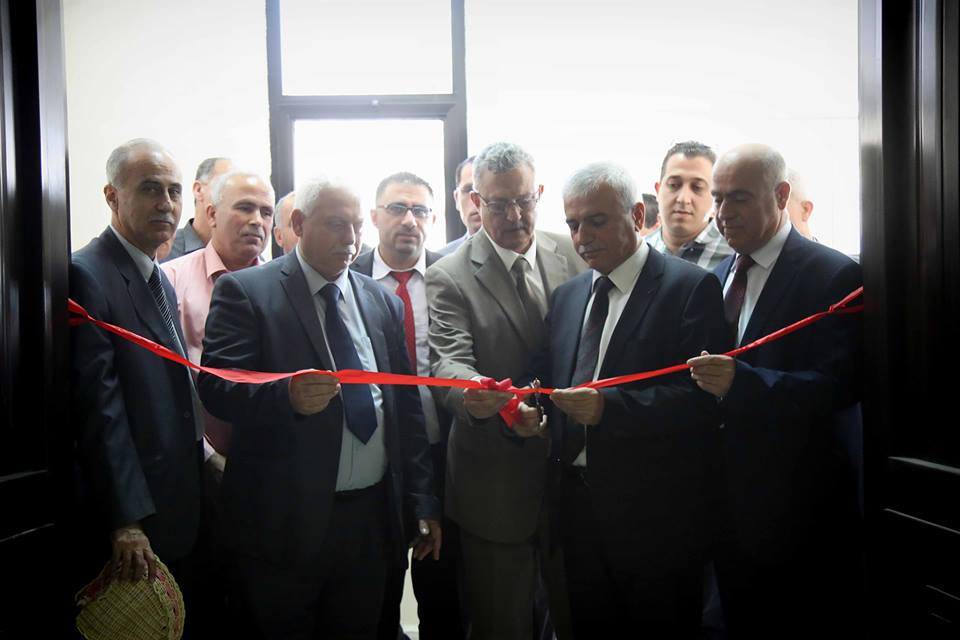 محافظ طولكرم ورئيس هيئة تسوية الأراضي ورئيس البلدية يفتتحون مكتب هيئة تسوية الأراضي