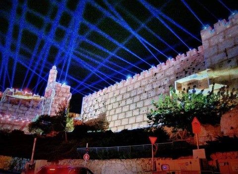 الاحتلال يطلق أضواء استفزازية يطلق في سماء القدس