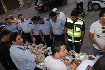 حملة شبابية للإفطار مع دوريات الشرطة في قلقيلية‎
