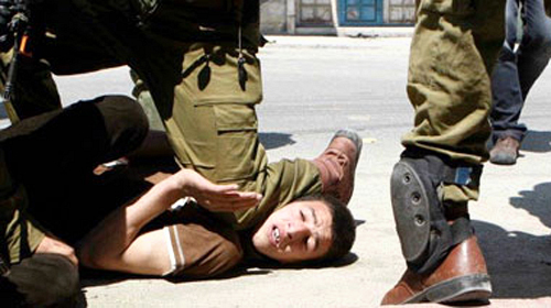 الاحتلال يعذب طفل خلال اعتقاله