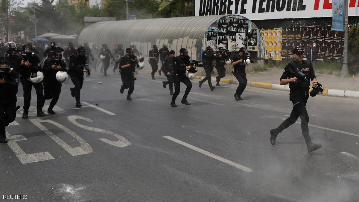 Turkish riot police launches tear gas grenades and fires rubber pellets at demonstrators during an attempt to defy a ban and march on Taksim Square to celebrate May Day in Istanbul, Turkey May 1, 2017. REUTERS/Huseyin Aldemir