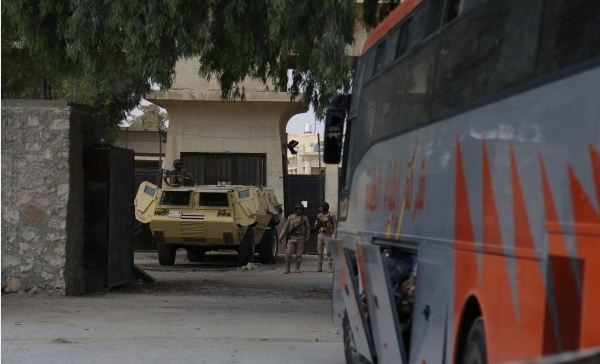 بالصور – لليوم الثالث: فتح معبر رفح من قبل الجانب المصري
