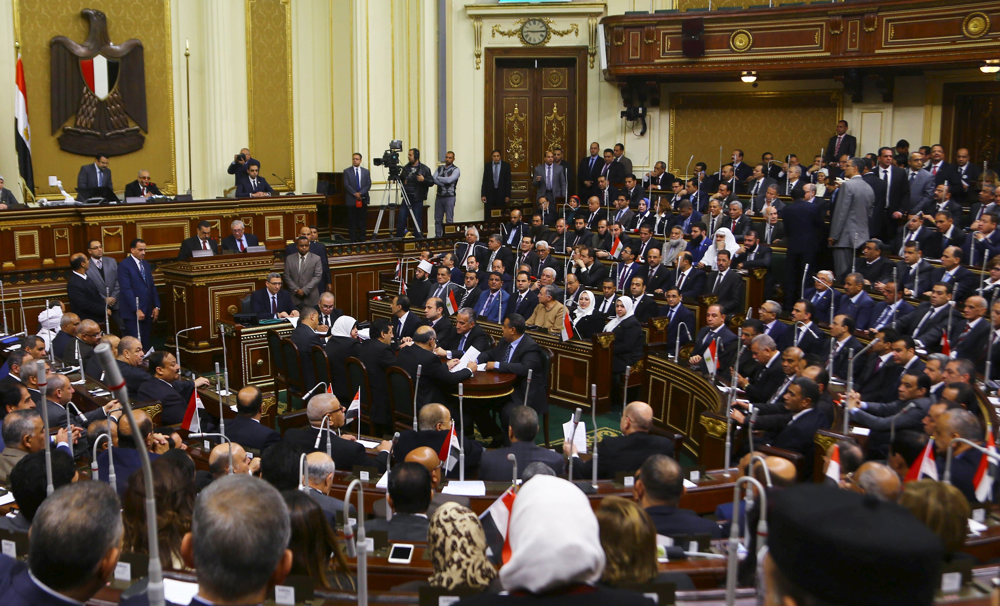 البرلمان المصري يوافق بالإجماع على إعلان حالة الطوارئ لمدة 3 أشهر