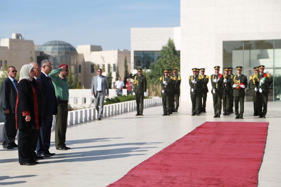 من أمام ضريح الشهيد ياسر عرفات محافظ طولكرم يتسلم علم فلسطين الذي سيرفع على أطول سارية في الوطن