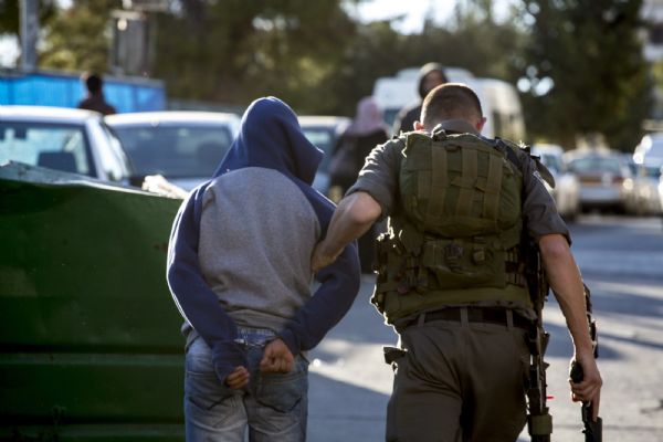 الاحتلال يعتقل 3 مواطنين ويصادر سلاحا من الخليل