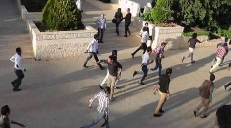 بالفيديو – بالاسلحة النارية والبيضاء -مجهولون يقتحمون الجامعة الأردنية
