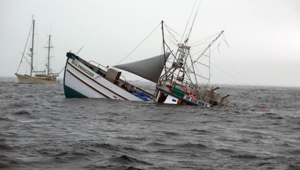 مقتل 18 عاملا في غرق مركب قبالة جزيرة إندونيسية