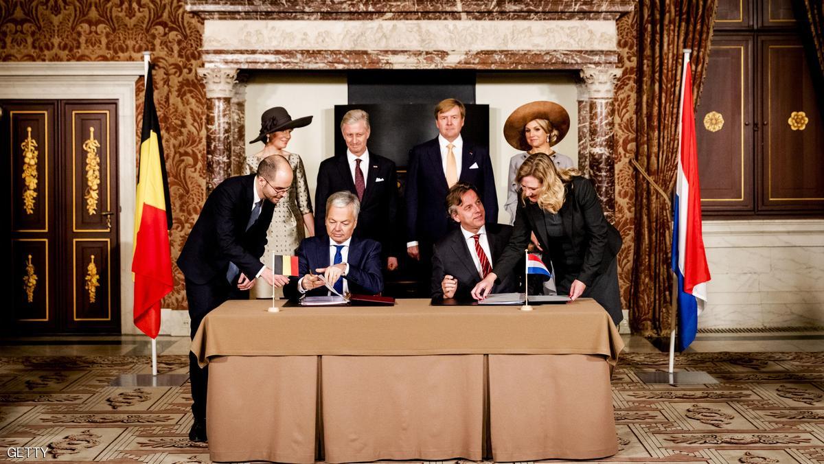 Dutch Minister of Foreign Affairs Bert Koenders (R) and Belgian Foreign Minister Didier Reynders (L) sign the Treaty Boundary Correction, at the Royal Palace in Amsterdam, on November 28, 2016 as (up,fromL) Belgium Queen Mathilde, King Philippe, Dutch King Willem-Alexander and Queen Maxima stand during the three-day state visit of the Belgium royal couple to the Netherlands. / AFP / ANP / Robin van Lonkhuijsen / Netherlands OUT (Photo credit should read ROBIN VAN LONKHUIJSEN/AFP/Getty Images)