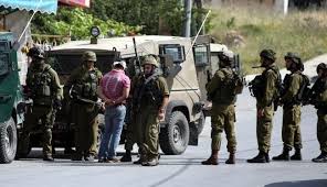 جيش الاحتلال يعتقل 15 مواطنا بالضفة ويصادر سكاكين وزيا عسكريا