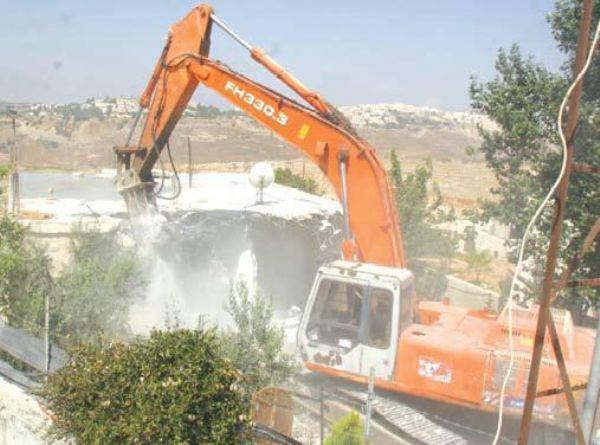 جرافات الاحتلال تهدم ما تبقى من منزل عائلة الهدرة في القدس
