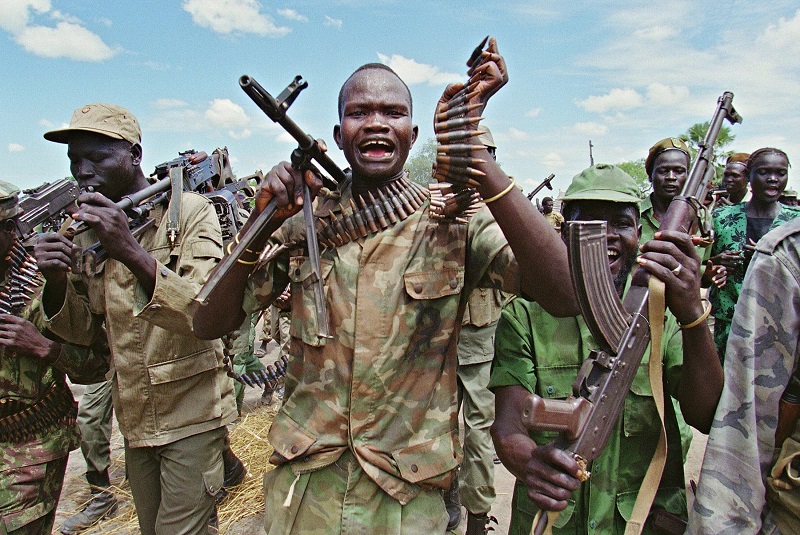 des soldats du SPLA (Armée de libération des peuples du Soudan) exhibent leur arsenal le 07 octobre sur la place du marché du village de Thiet dans une région du sud-Soudan contrôlée par les rebelles chrétiens et animistes. SPLA (Sudanese people's liberation army) soldiers show their weapons during a parade on the market square of Thiet 07 October in a region controlled by the Christian rebels. / AFP PHOTO / ERIC FEFERBERG