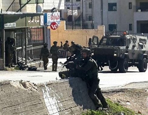 اعتقال عائلة كاملة واصابة 4 شبان خلال اقتحام الأمعري
