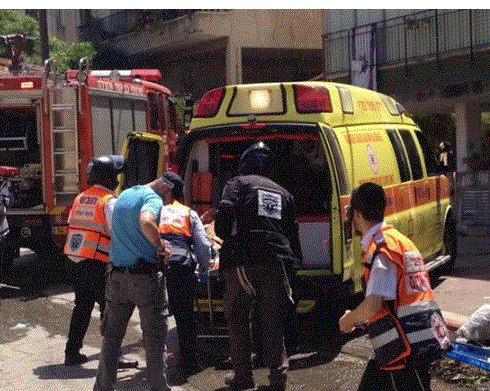 اصابة 10 مواطنين جراء حادث سير غرب الخليل