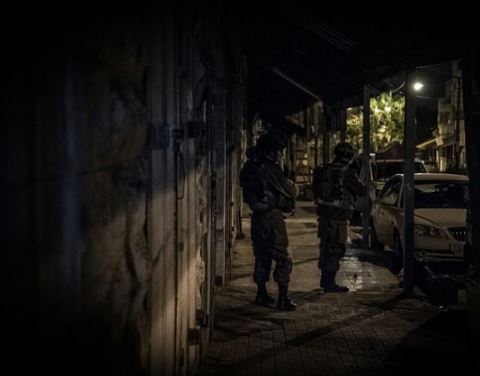 الاحتلال يعتقل 20 مواطنا ويغلق ورشة حدادة