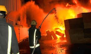 ليلا- الدفاع المدني يخمد حريقا في فندق بغزة